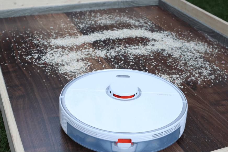 The Roborock S5 Max removes oatmeal on hardwood floor.